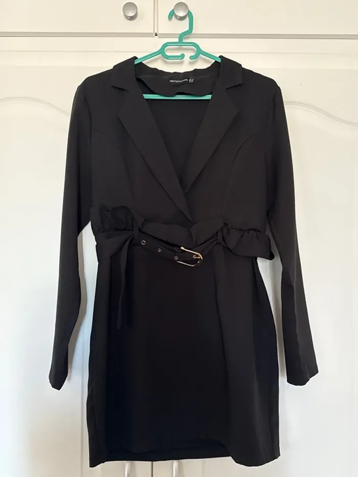 Robe blazer noire ceinturée à volants à la taille - photo numéro 2