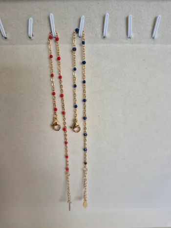 Lot de 2 bracelets 17cm à 20 cm dorée style gigi
en acier inoxydable : 1 rouge + 1 bleu marine
