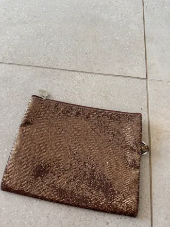 Pochette Cosmetic club, bon état, 21*16cm, la couleur part un petit peu à certains endroit