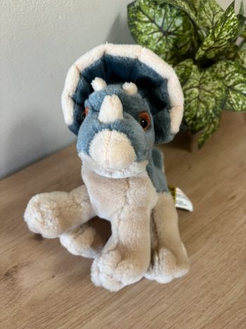 Neuf doudou dinosaure tricératops wild republic