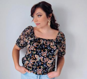 Blouse à manches courtes noire à motifs fleuris cachemire tendance printemps Marque Cache cache Taille 40 L
