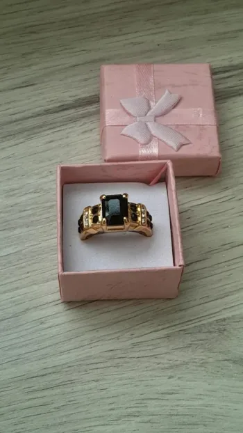 Bague dorée, avec pierres noires et strass, taille 60