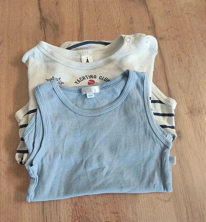 Lot de 2 bodies manches courtes 18 mois - Blanc et Bleu clair - Très bon état