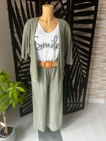 Ensemble kaki 4 pièces pantalon, t-shirt, gilet et ceinture