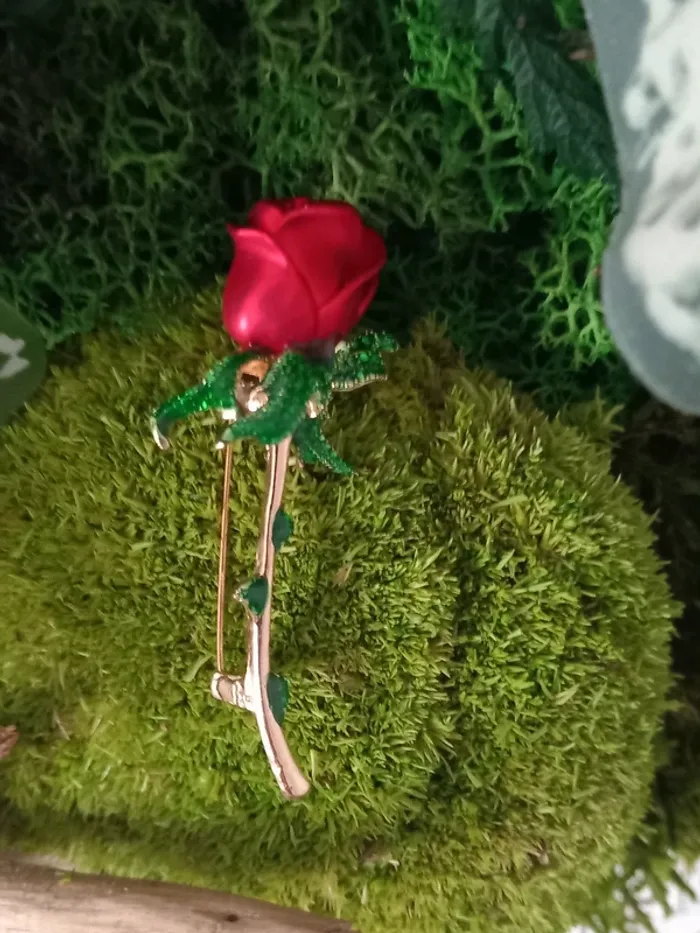 Rose en broche rouge et verte sur une tige dorée, - photo numéro 6