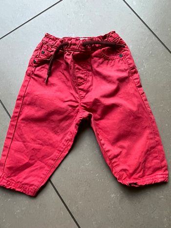 Pantalon rouge du pareil au même 6 mois