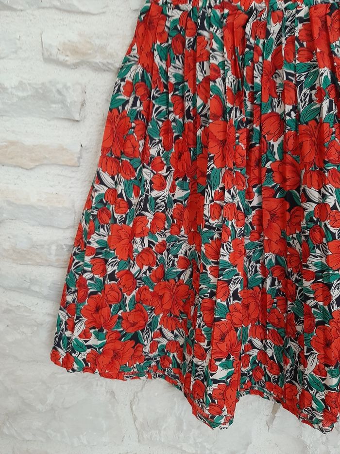 Jupe fleurie rouge "Shein" taille M (38) en très bon etat - photo numéro 3