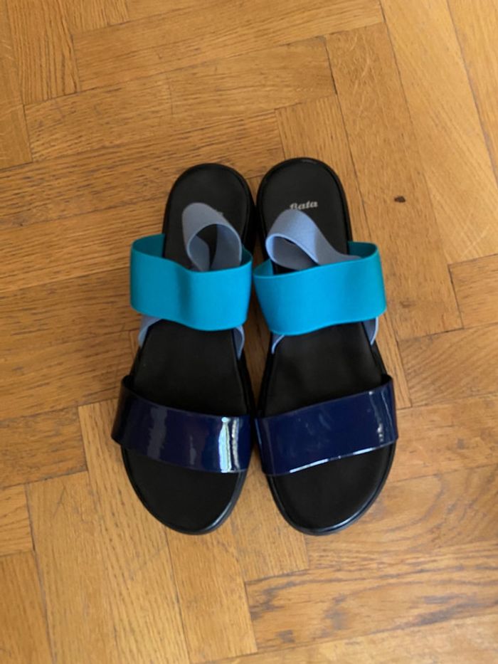 Sandales Bâta noir platform 2,5 cm talon 3 cm très légère taille 39 - photo numéro 3