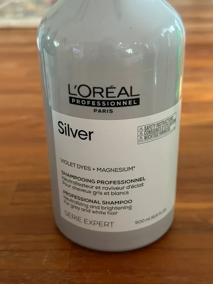 Shampooing professionnel pour des cheveux gris blanc - photo numéro 2