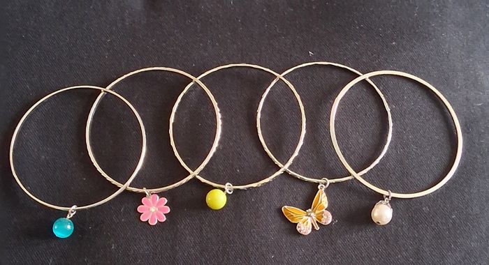 5 bracelets avec breloque - photo numéro 8