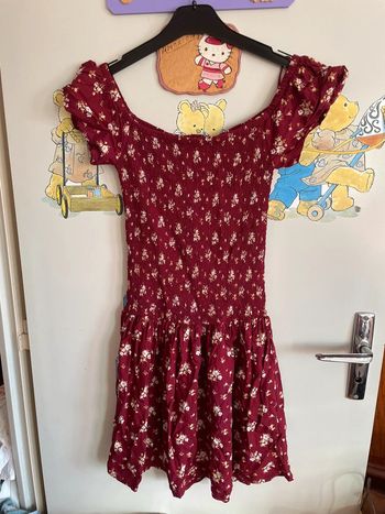 Robe à épaules découvertes bordeaux à fleurs, taille S, marque Jennyfer.