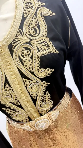 Joli caftan brodé