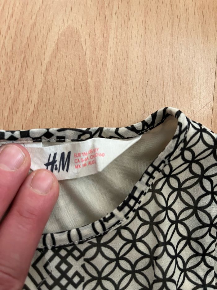 Jolie robe d’été H&M noire et beige T. 5-6 ans/116 cm fille TBE - photo numéro 5