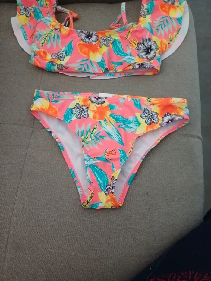 Maillot de bain jamais porté juste lavé 8 ans - photo numéro 2
