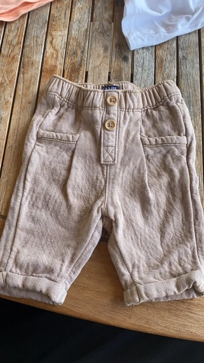 Lot pantalon + t-shirt + polo Kiabi bébé garçon - 1 mois - photo numéro 2
