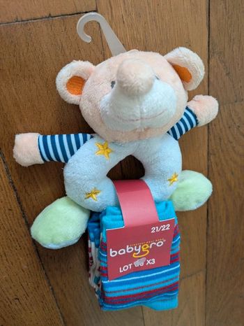 Ensemble hochet et chaussettes garçon