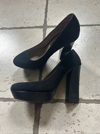Escarpins noirs hauts talons
