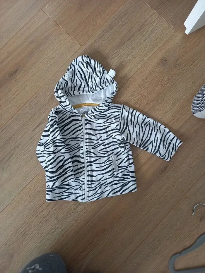Veste noire et blanche à capuche - photo numéro 2