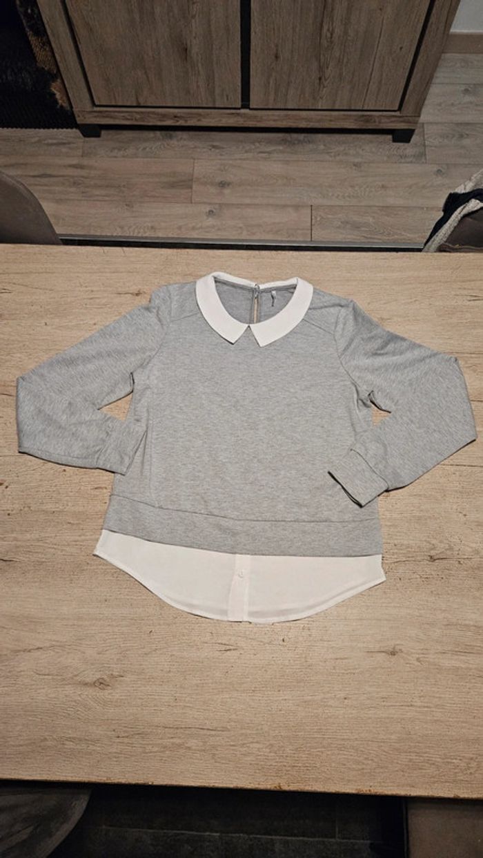 Pull gris clair à manches longues avec chemise blanche en dessous, Only, taille S