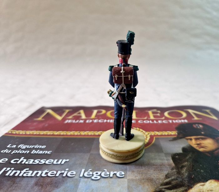 Figurine  , Napoléon , jeux d'échec de collection  , pion blanc , le chasseur de l'infanterie legere - photo numéro 3