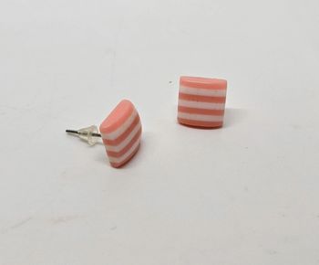 Paire de boucles d'oreilles.
Neuve.
Carré rose saumon