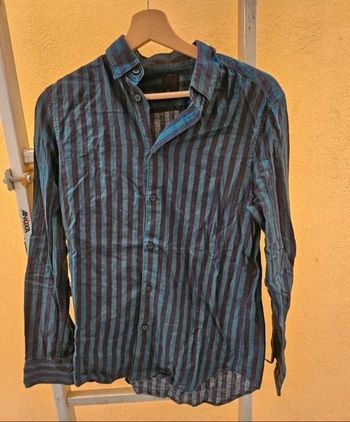 Chemise à rayures verticales bleu et noir, coupe droite