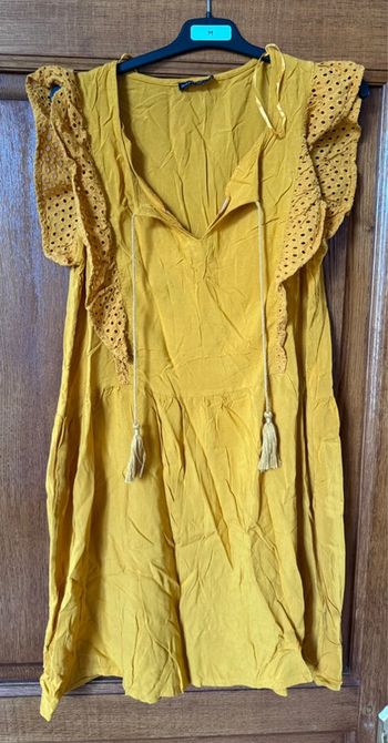 Robe moutarde droite avec volant et broderie taille 38 in extenso