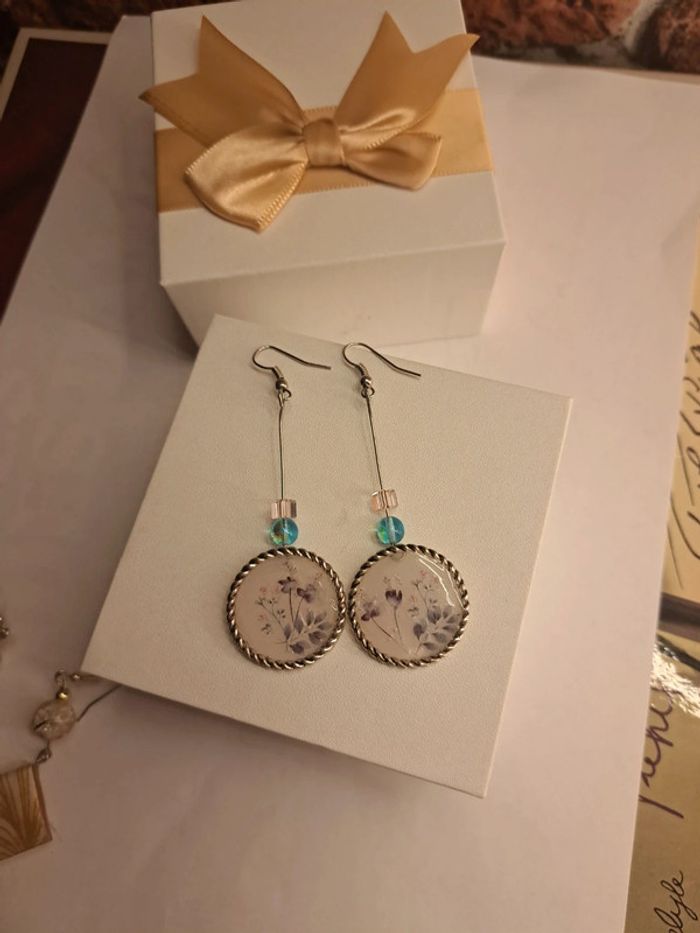 Boucles d'oreilles pendante en résine florale