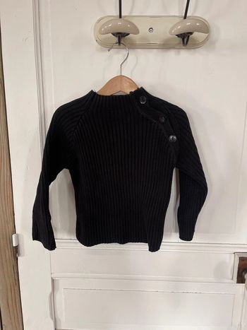 Pull noir tape-à-l’œil quatre ans