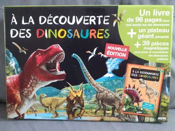 A la découverte des dinosaures  avec un plateau aimanté et 38 pièces magnétiques et un livre