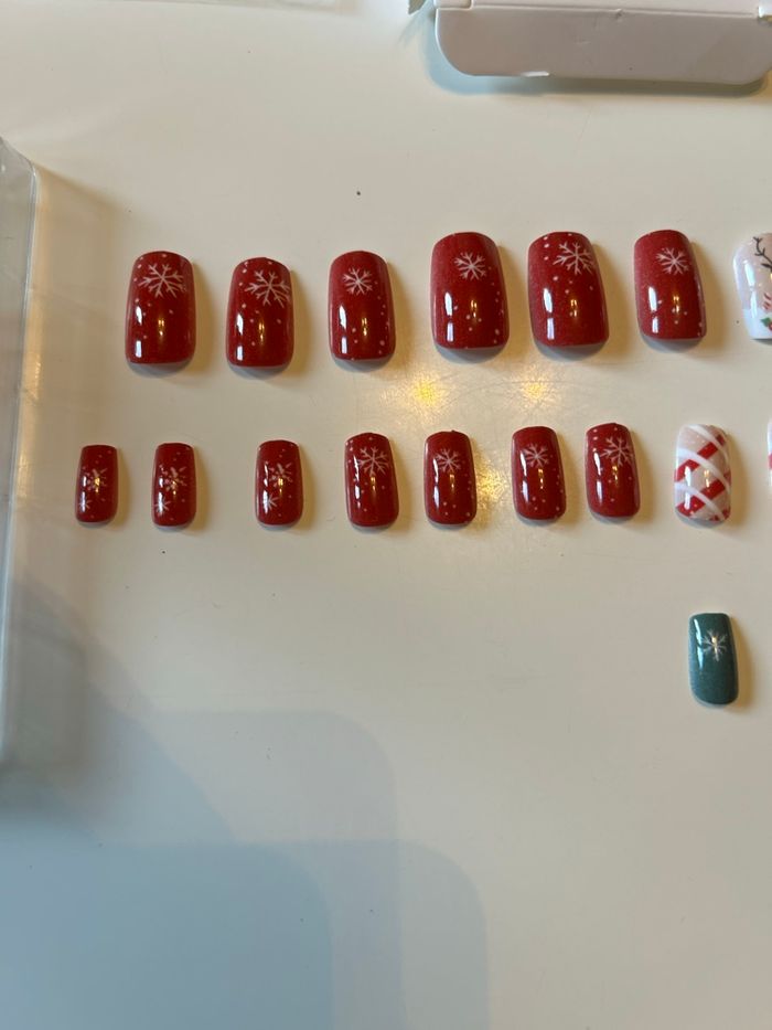 Lot 24 press on nails / faux-ongles 💅🏻 thème et motifs Noël - photo numéro 6