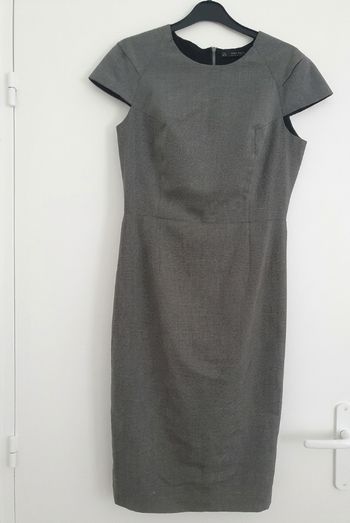 Robe fourreau grise élégante 