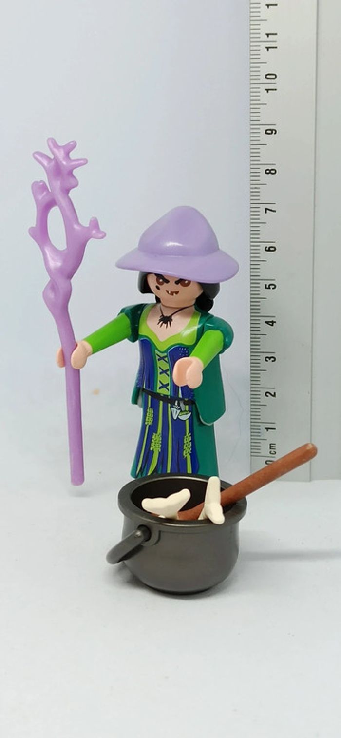 Femme sorcière avec sceptre et marmite playmobil