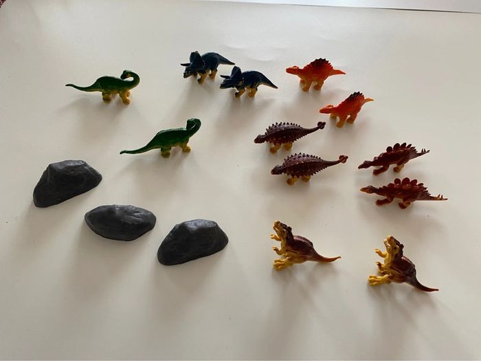 Lot 12 mini dinosaures avec rochers