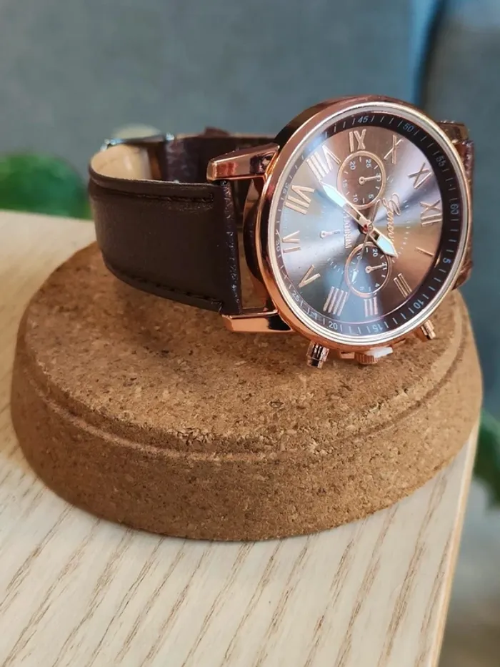 Montre marron, style classique vintage