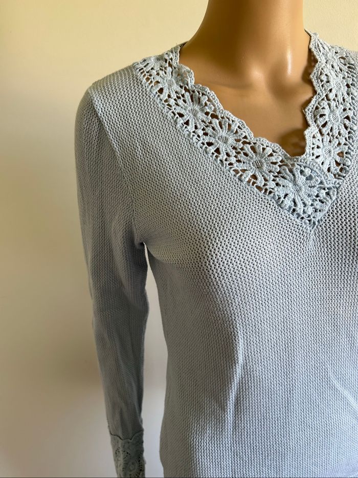 Pull bleu clair avec dentelle Morgan taille S TBE - photo numéro 4