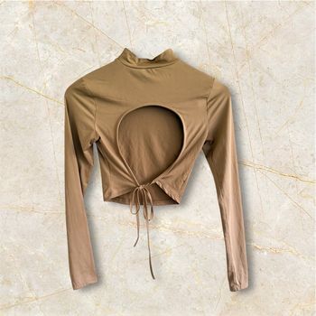 Top court manches longues col roulé doré avec dos ouvert lacet outfitbook taille 34 XS
