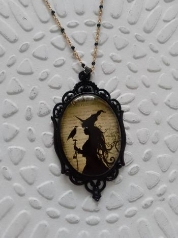 Collier médaille sorcière et corbeau