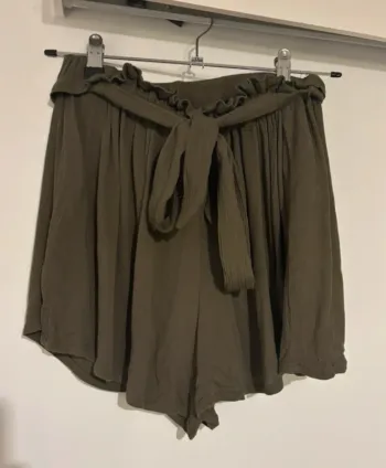 💚 Short kaki à taille froncée et ceinture – SHEIN – T.38