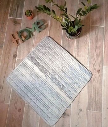 Grande housse de coussin matelassé gris clair avec nouettes au dos