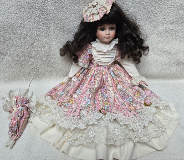 Poupée décorative en porcelaine - photo numéro 3