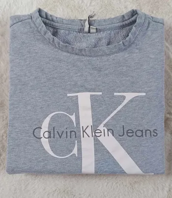Sweat Calvin Klein Jeans gris clair taille M, logo CK blanc, style casual streetwear, très bon état