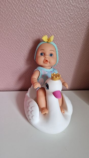 Poupée avec sa bouée