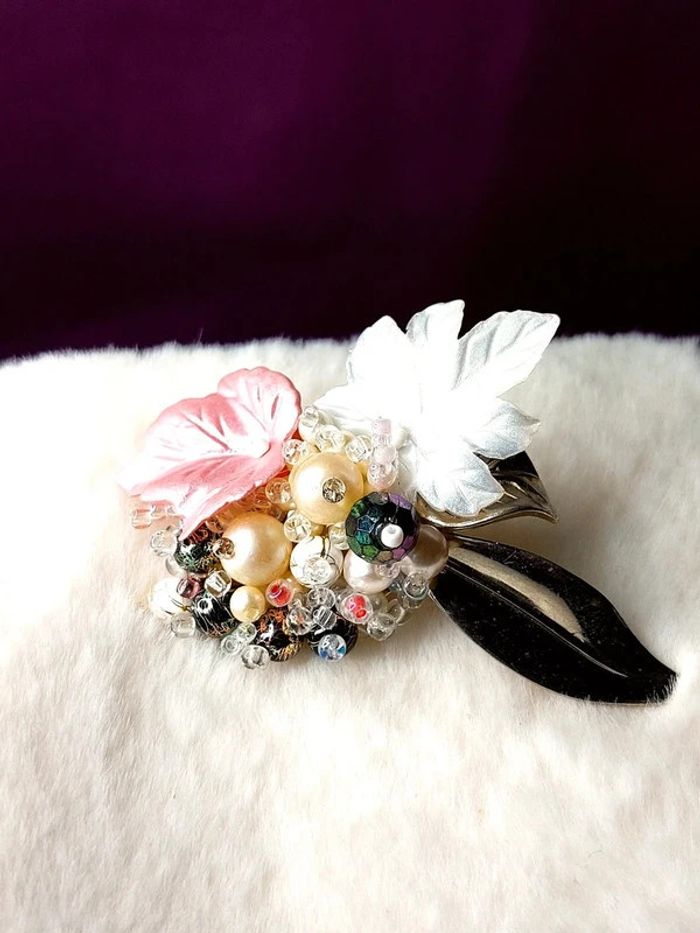 Magnifique broche vintage en plastique, avec perles - photo numéro 5