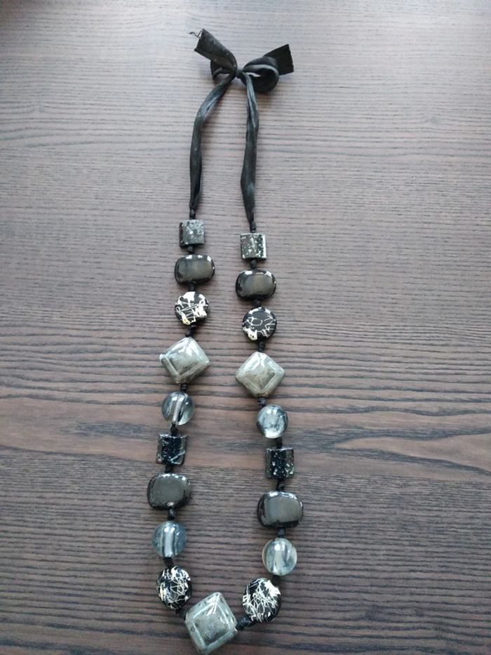 Collier avec pierres