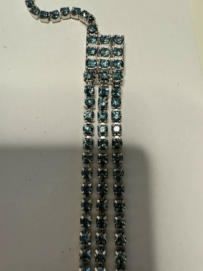 Collier Bayton Accessory métal et pierres bleues neuf Longueur 64 cm
