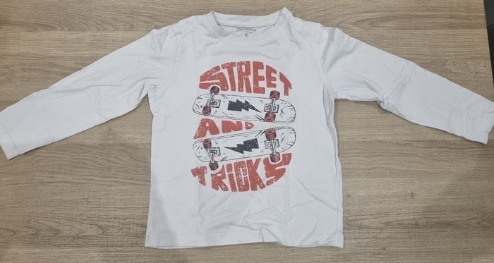 T-shirt manches longues Skateboard Blanc taille 6 ans tres bonne etat