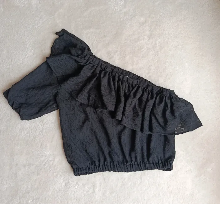 Top haut asymétrique Mango noir M une épaule dénudée volant - photo numéro 4