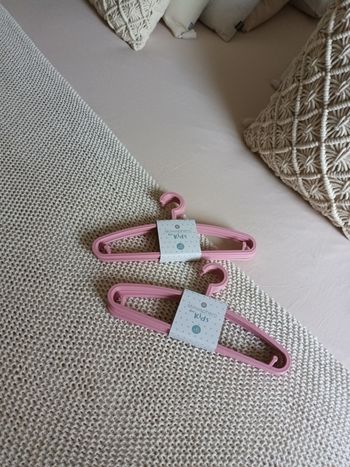 Lot de 12 cintres bébé / enfant neufs