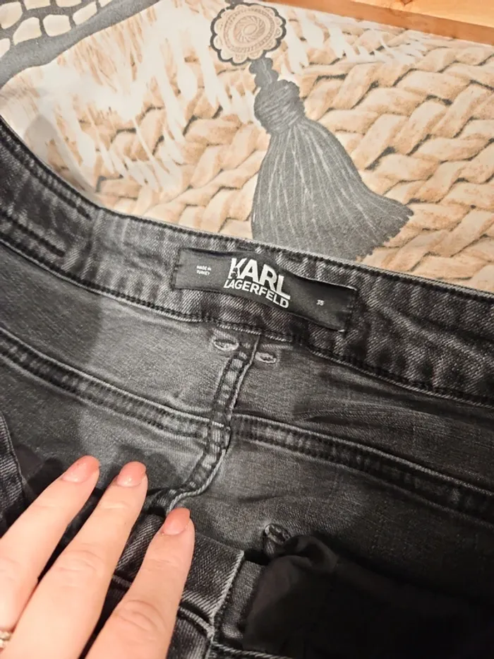 Jeans troué - photo numéro 3